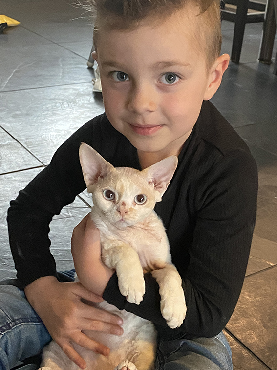 enfant avec chat